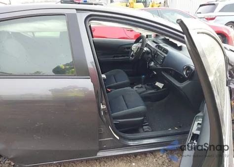 2015 Toyota Prius C Two z USA, uszkodzony, nr VIN JTDKDTB32F1111707